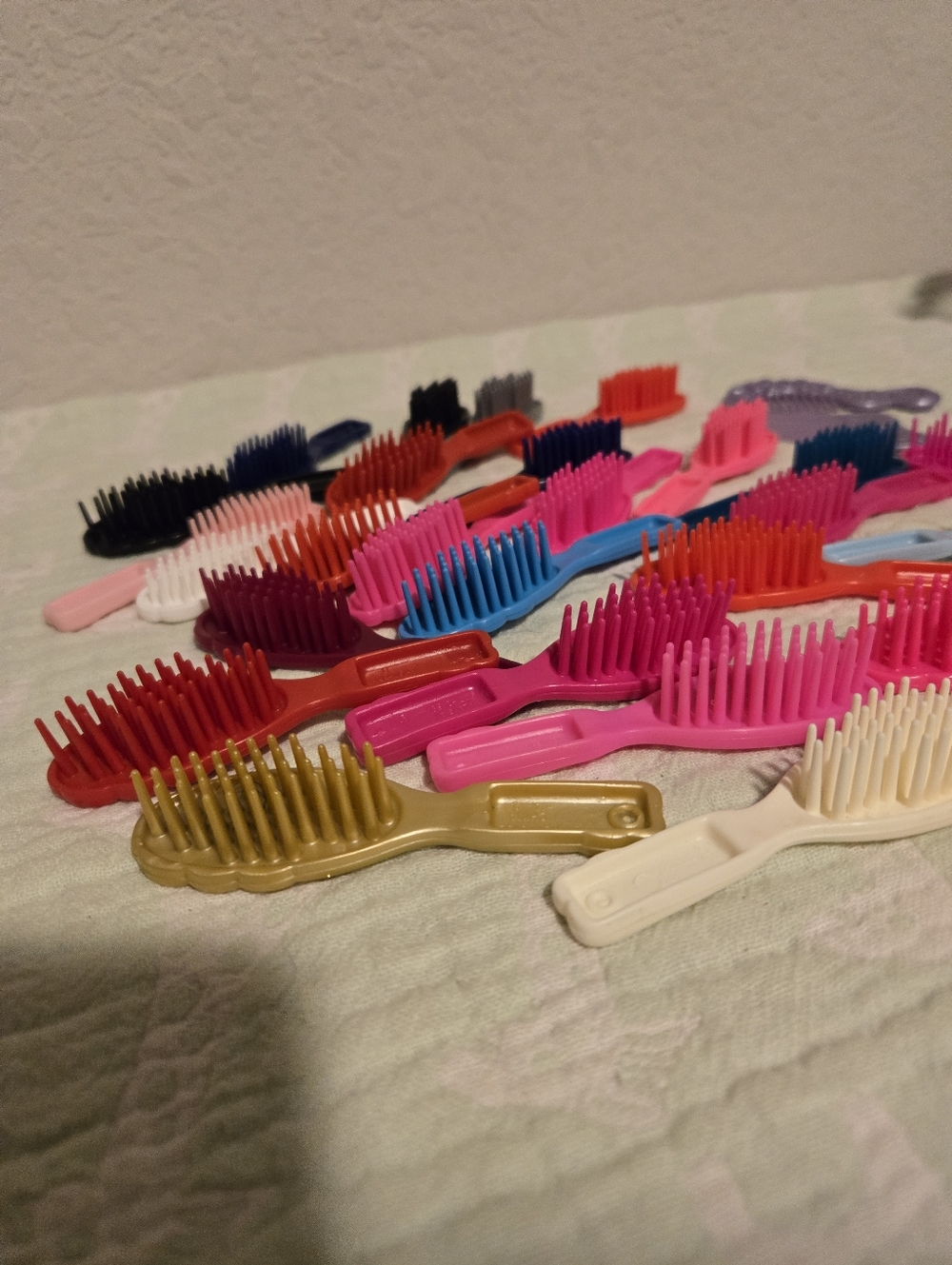 Lot Of 28 Barbie Brushes. - Picture 3 of 3